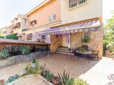 Maison jumelée avec piscine à vendre à Calle Somosierra
