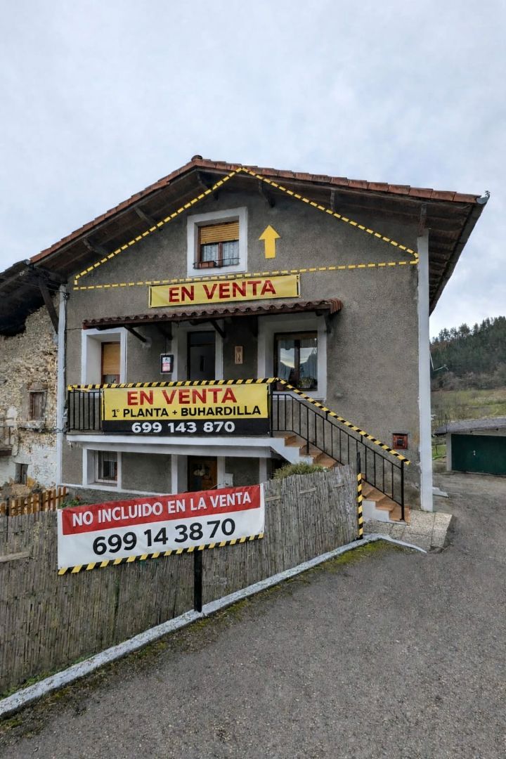 Außenansicht von Einfamilien-Reihenhaus zum Verkauf in Bedia mit Heizung, Privatgarten und Abstellraum