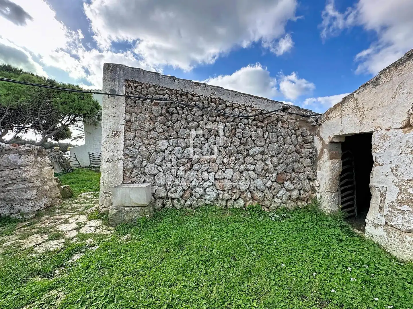 Country house zum Verkauf in Es Castell mit Privatgarten, Abstellraum und Balkon