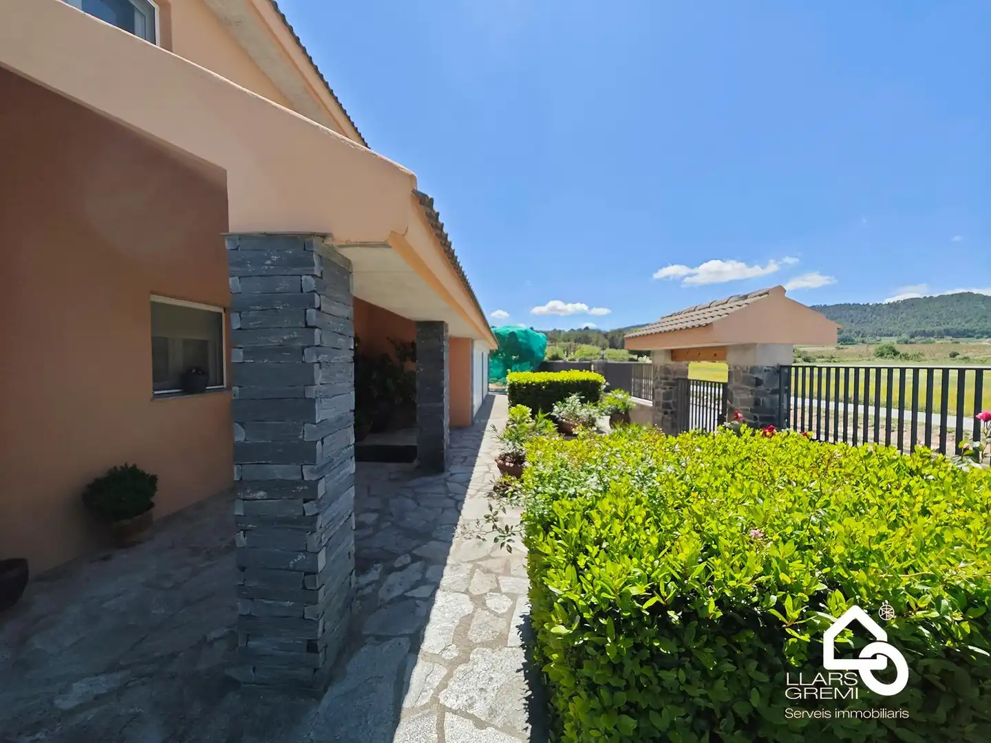 Vista exterior de Casa o xalet en venda en La Llacuna amb Calefacció, Jardí privat i Terrassa