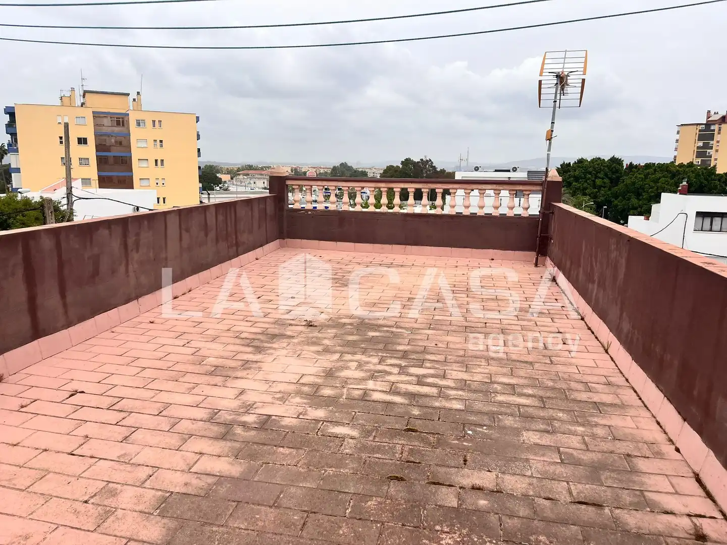 Terrassa de Casa adosada en venda en Algeciras amb Terrassa i Balcó