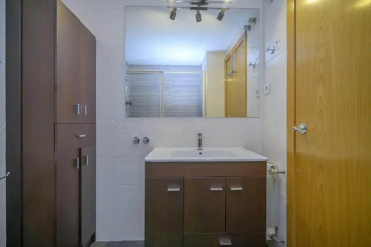 Badezimmer von Wohnung zum Verkauf in Barcelona mit Klimaanlage, Heizung und Balkon
