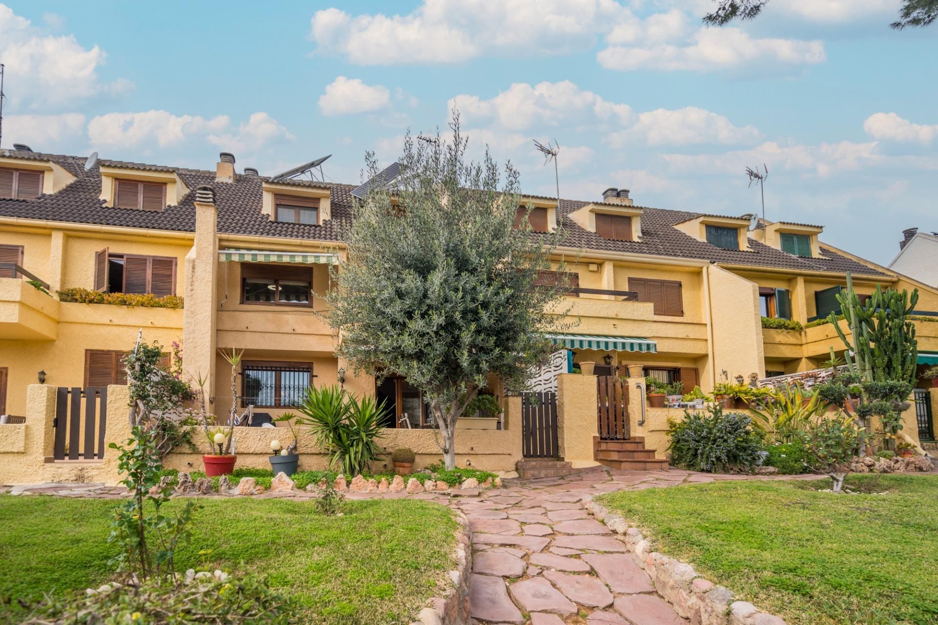 Vista exterior de Casa adosada en venda en Paterna amb Jardí privat, Terrassa i Piscina comunitària