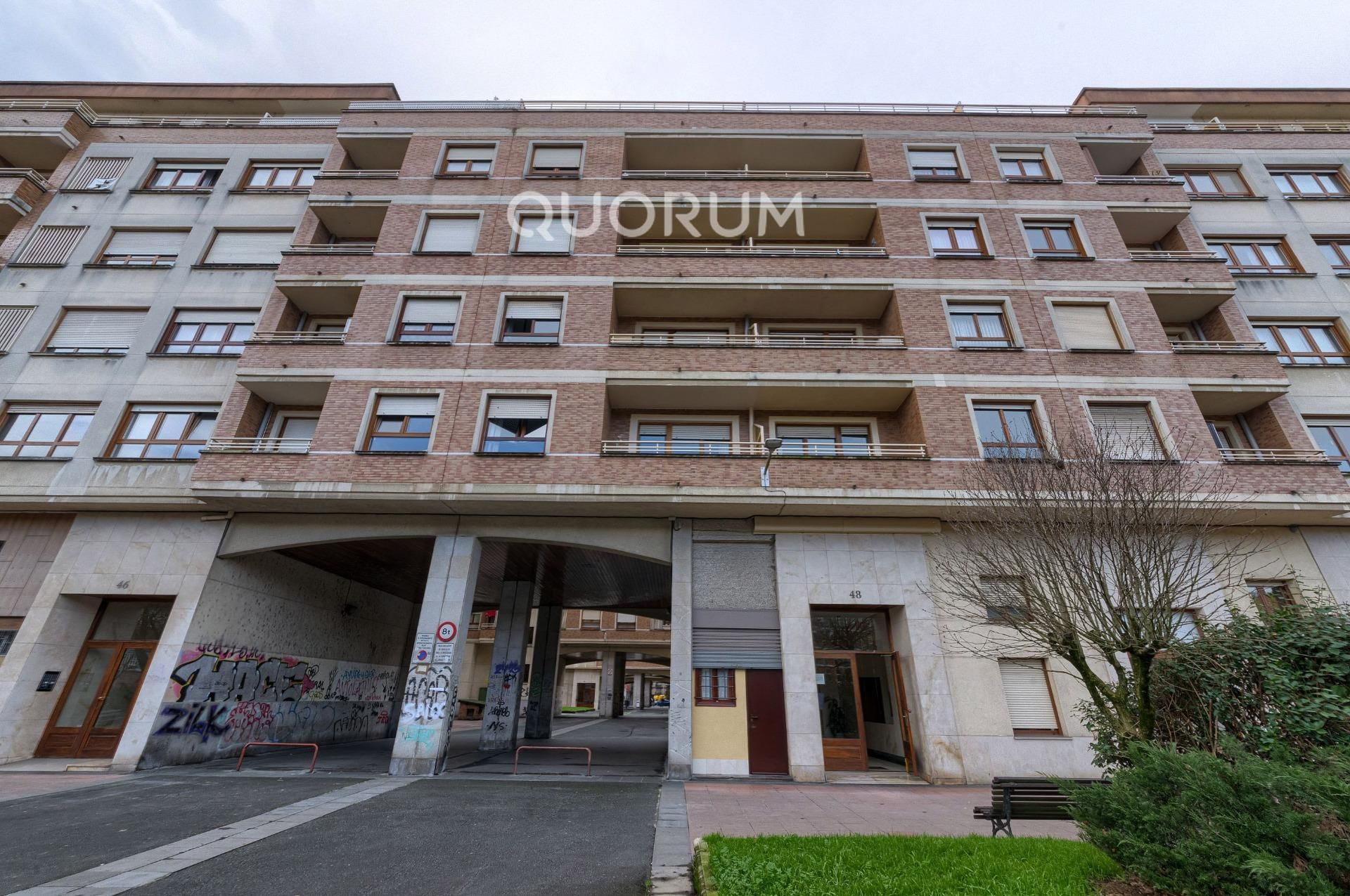 Vista exterior de Pis en venda en Basauri  amb Moblat i Balcó