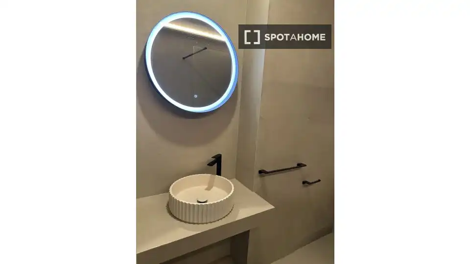 Bathroom of Flat for rent in Valencia  with Air Conditioner, Heating and Furnished