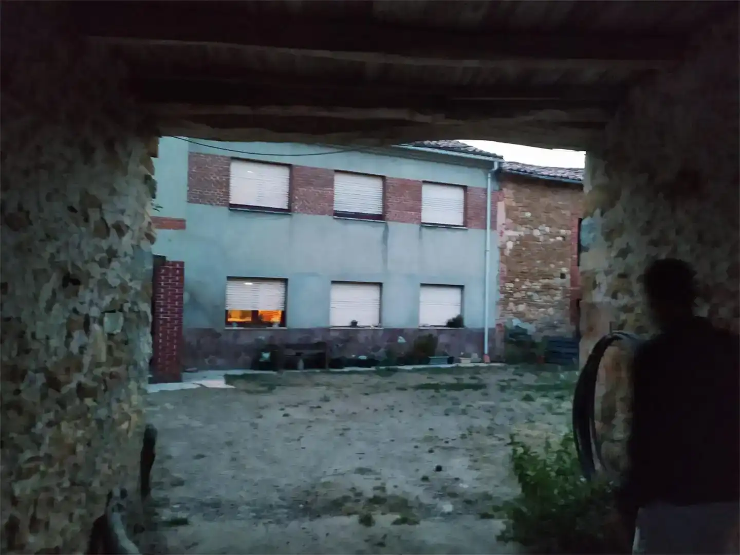 Vista exterior de Casa adosada en venda en La Ercina  amb Jardí privat i Moblat
