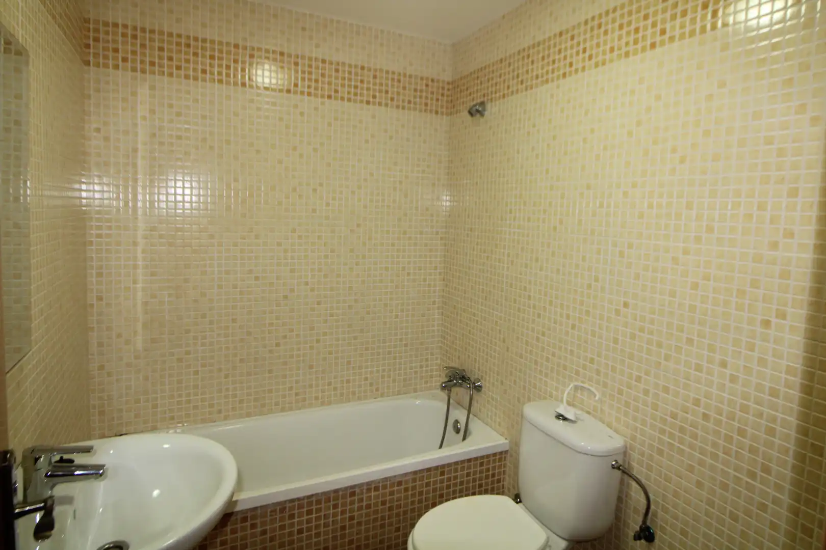 Badezimmer von Einfamilien-Reihenhaus zur Miete in Aljaraque mit Privatgarten, Abstellraum und Möbliert