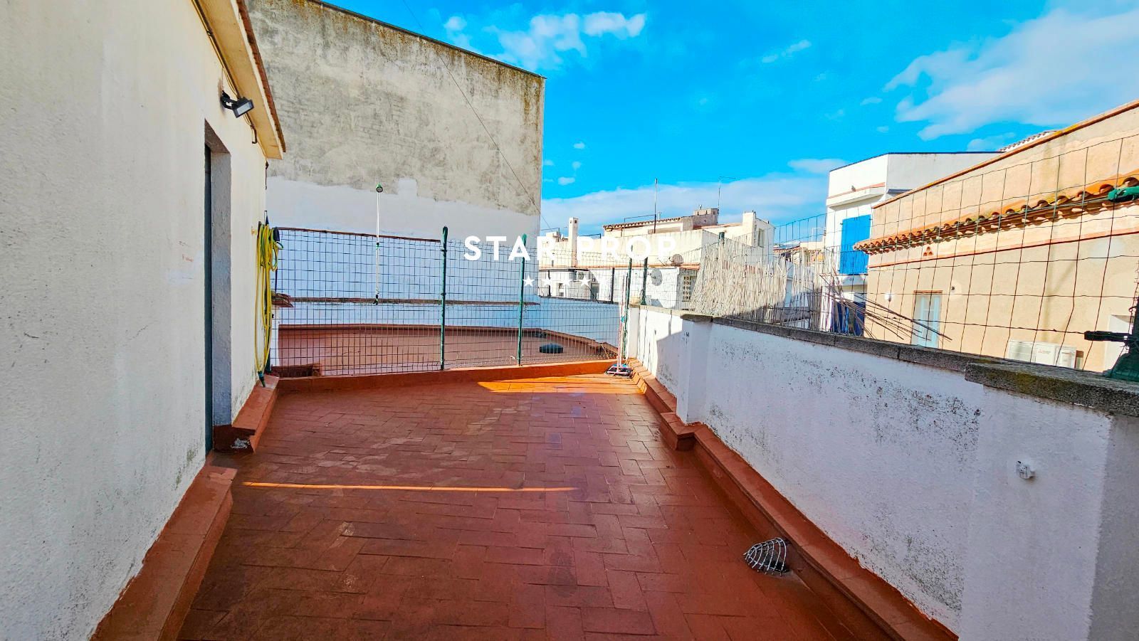Vista exterior de Pis en venda en Llançà amb Aire condicionat, Calefacció i Terrassa