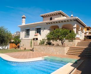 Vista exterior de Casa o xalet en venda en Vélez-Málaga amb Aire condicionat, Jardí privat i Terrassa