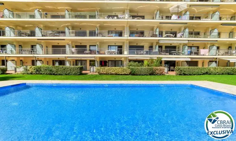 Piscina de Planta baixa en venda en Roses amb Calefacció, Moblat i Piscina comunitària