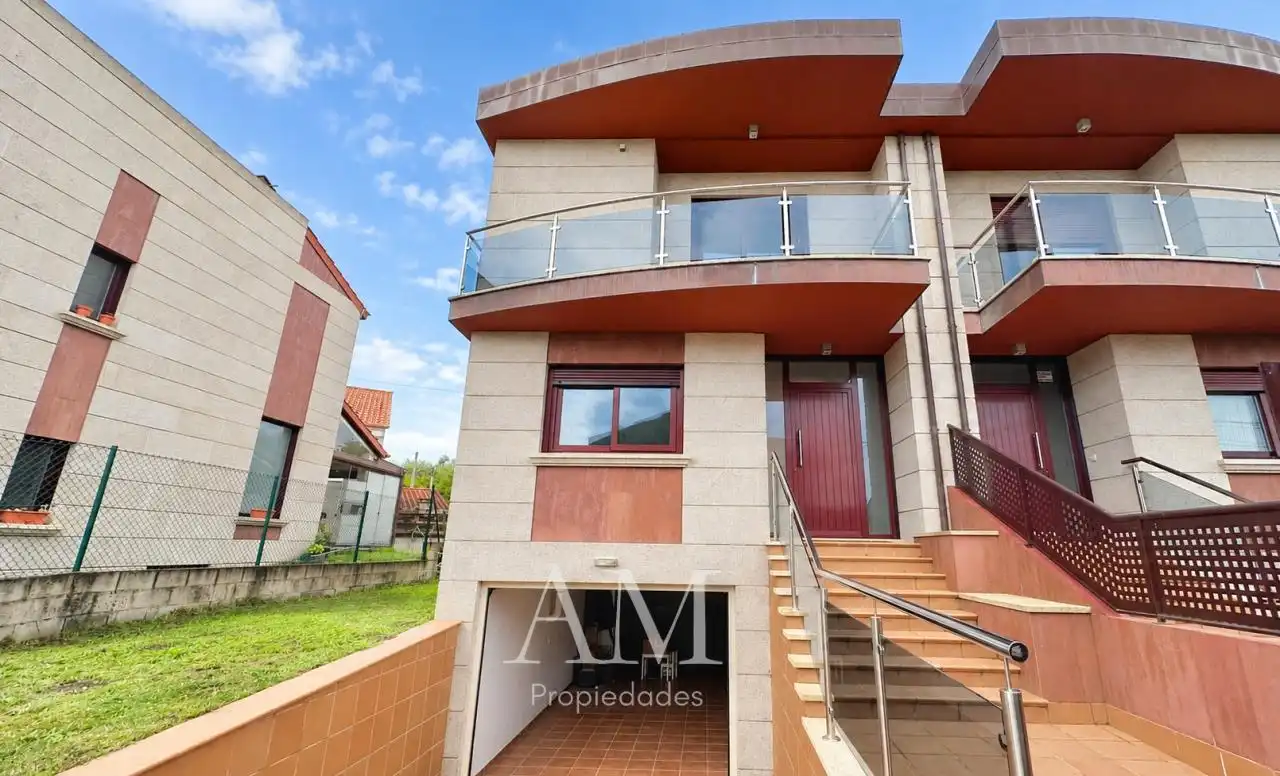 Vista exterior de Casa adosada en venda en Cangas  amb Calefacció, Jardí privat i Terrassa