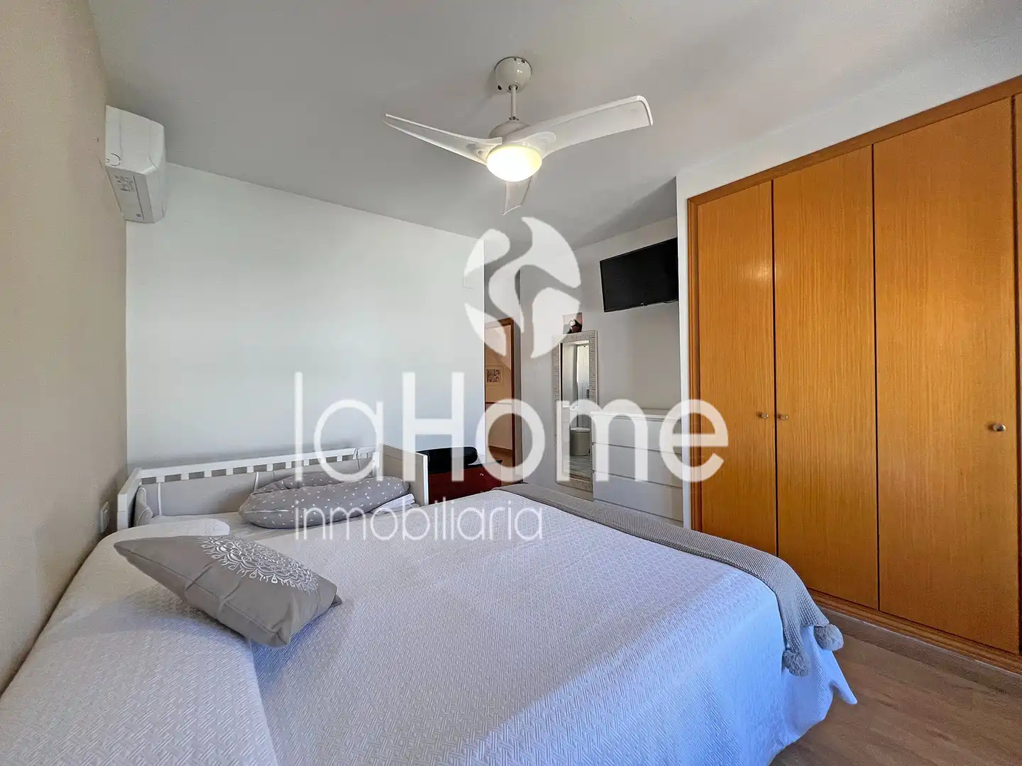 Bedroom of Houses for sale in La Pobla de Vallbona  with Air Conditioner, Heating and Private garden