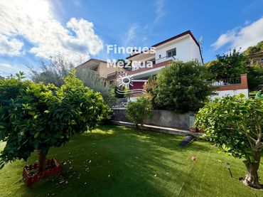 Chalet con piscina en venta en Tulipa
