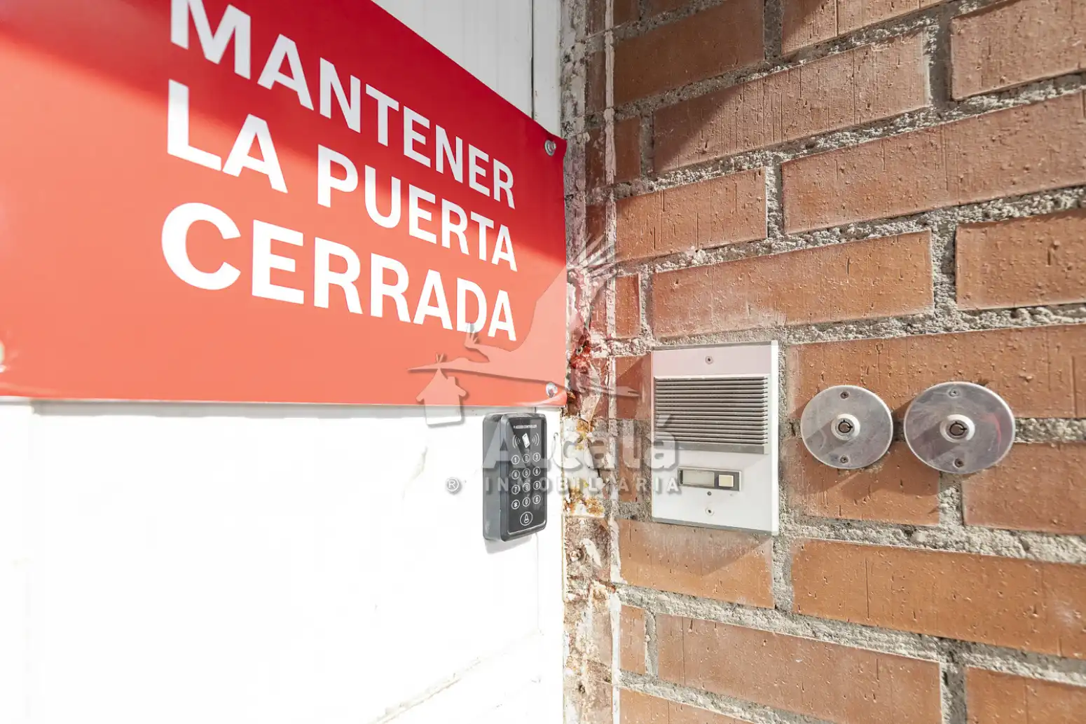 Vista exterior de Nave industrial en venta en Alcalá de Henares