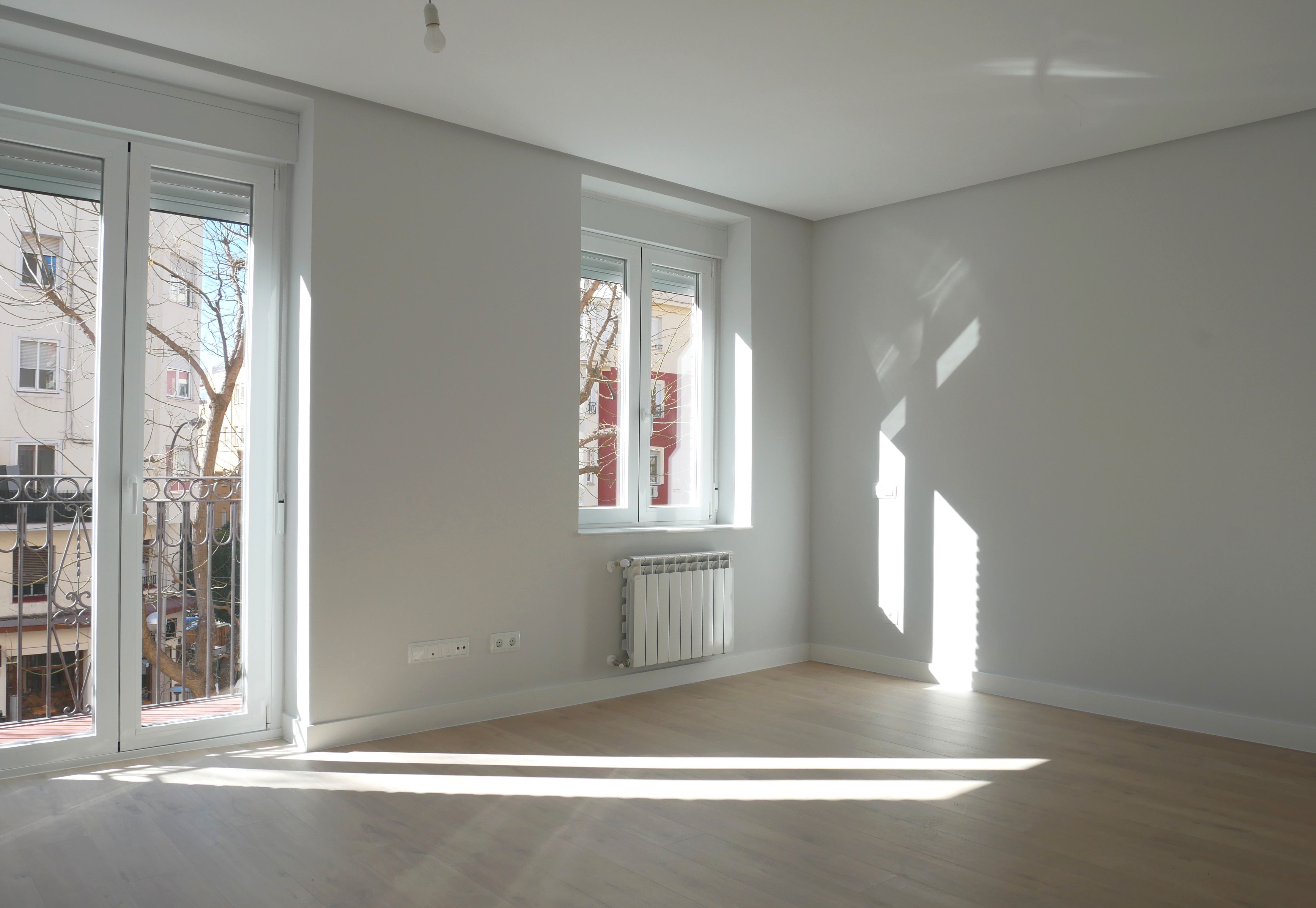 Wohnzimmer von Wohnung zur Miete in  Madrid Capital mit Parkett, Ofen und Balkon