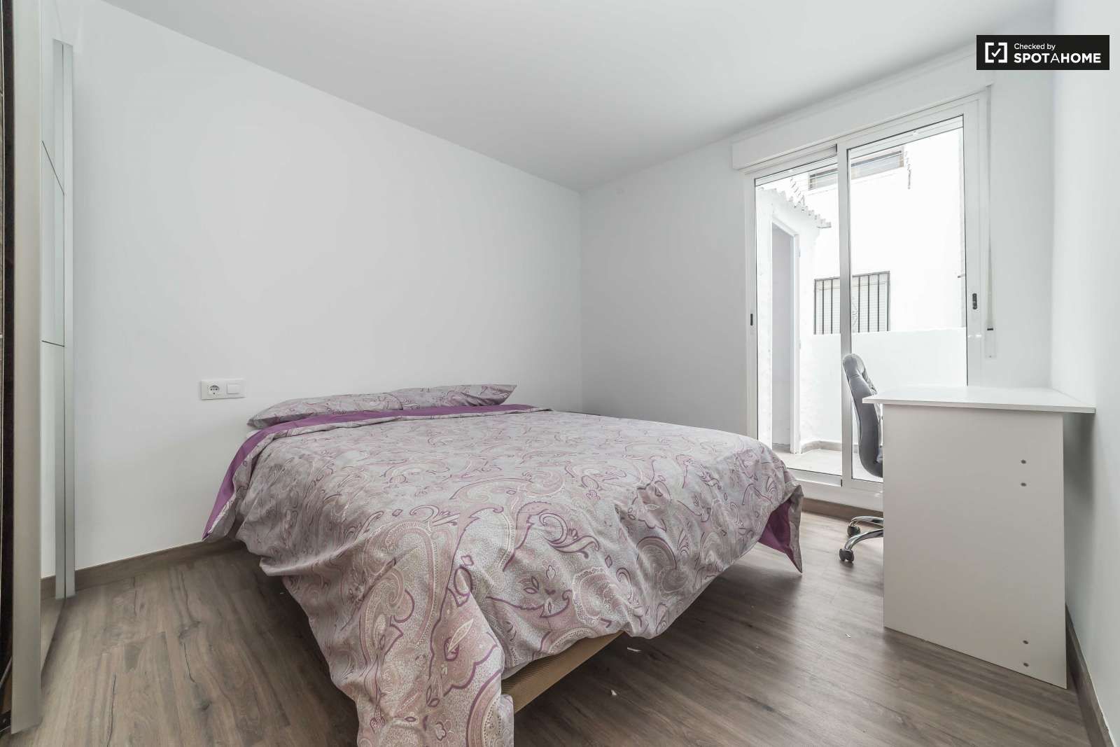 Flat to share in Trinitat