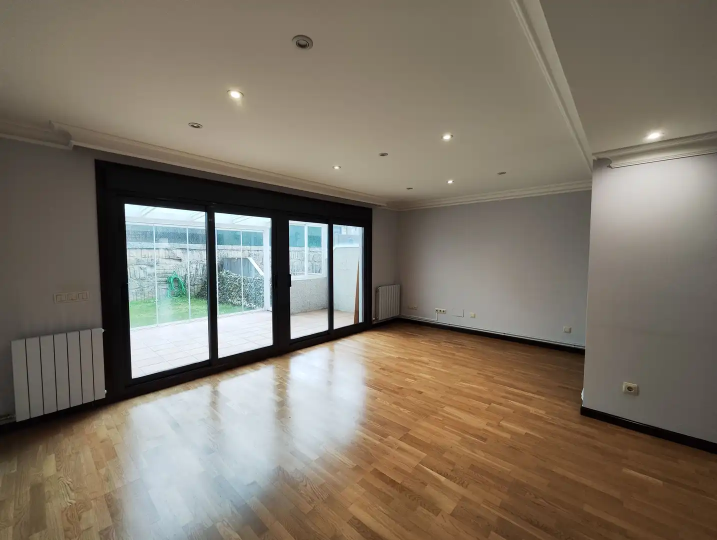Casa adosada en venta en Vigo  con Jardín privado, Parquet y Terraza