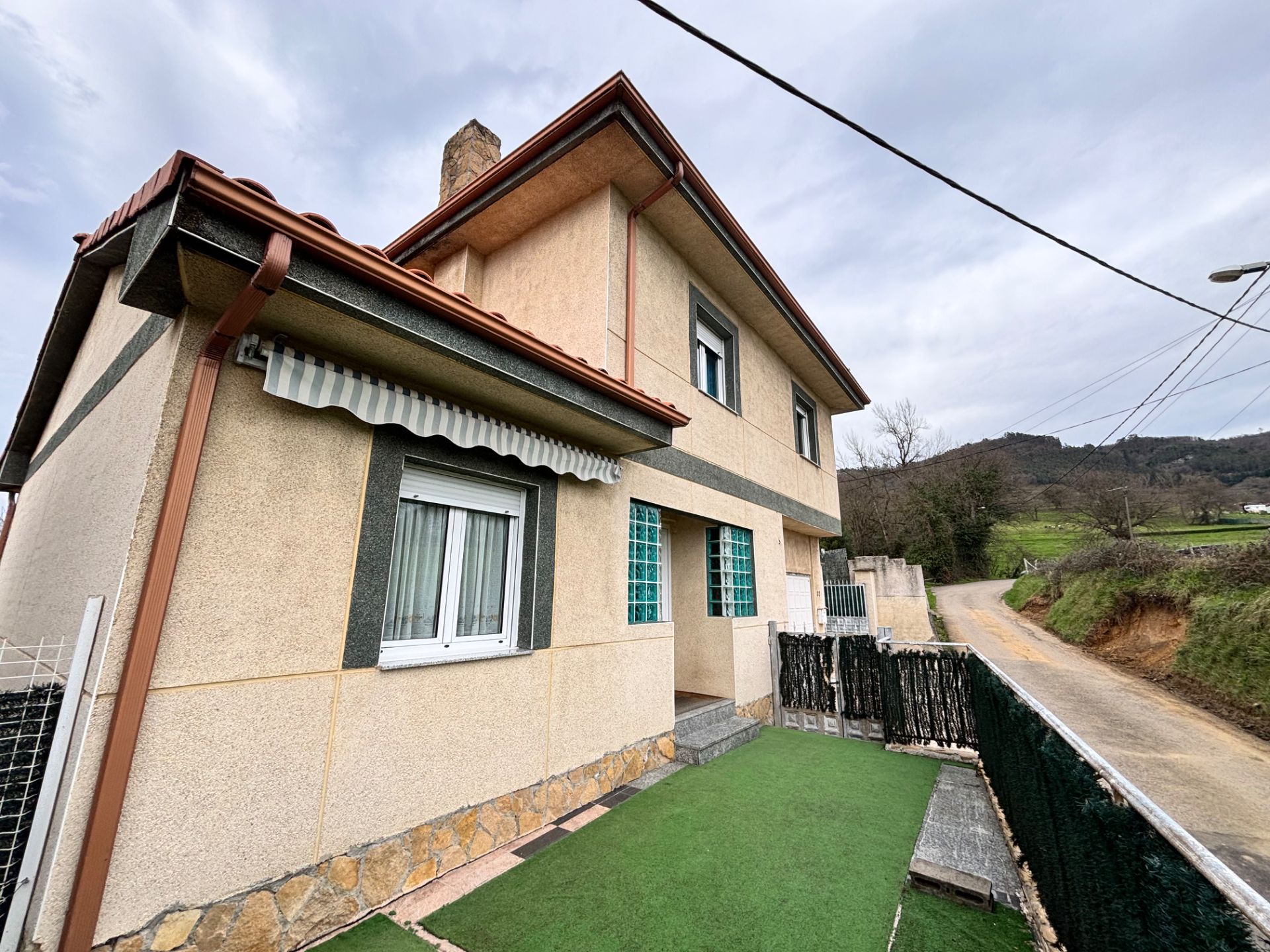 Vista exterior de Casa o xalet en venda en Oviedo  amb Calefacció, Jardí privat i Parquet