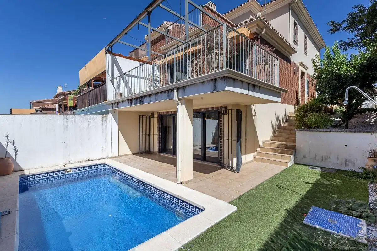 Piscina de Casa o chalet en venta en Albolote con Aire acondicionado, Calefacción y Jardín privado