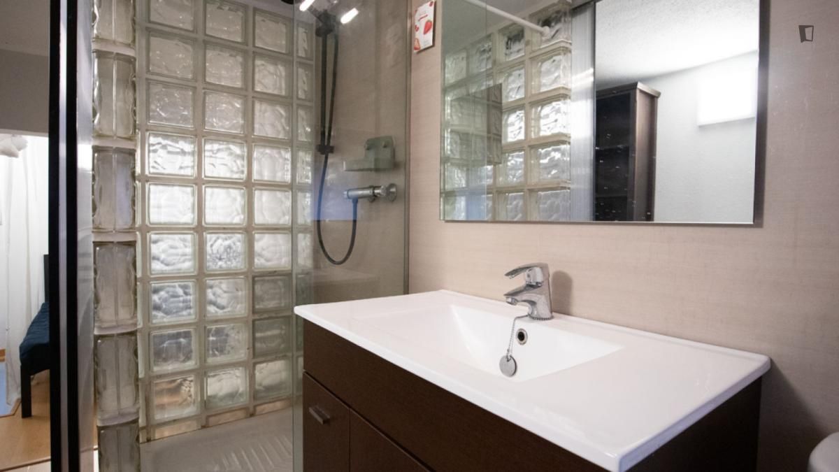 Bany de Estudi de lloguer en  Madrid Capital amb Aire condicionat, Calefacció i Moblat