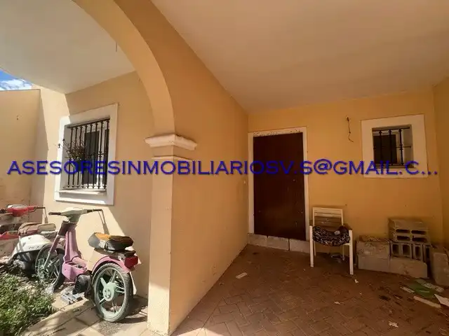 Casa adosada en venda en Castilleja de Guzmán amb Piscina i Balcó