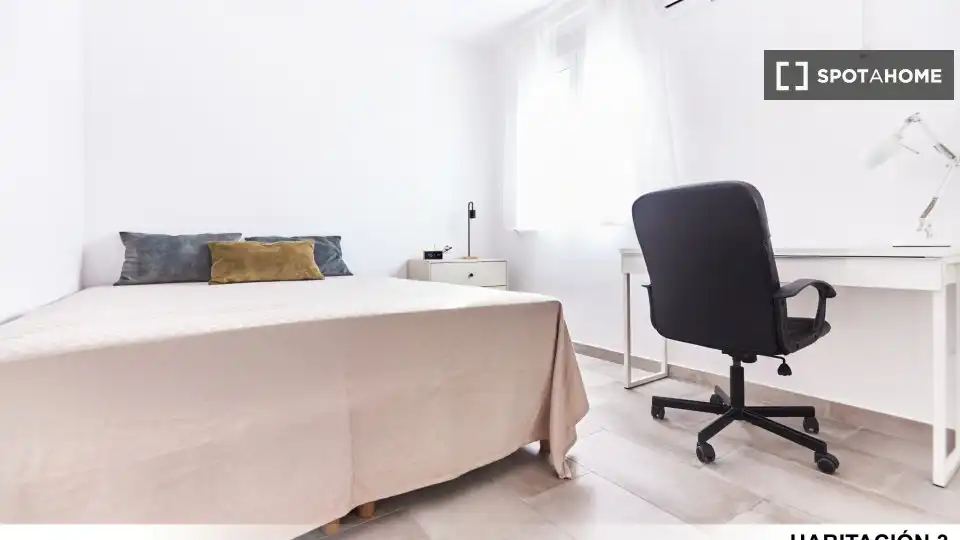 Bedroom of Flat for rent in Sevilla  with Air Conditioner, Heating and Furnished