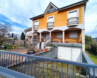 Vista exterior de Casa o xalet en venda en Ponferrada amb Calefacció, Jardí privat i Terrassa