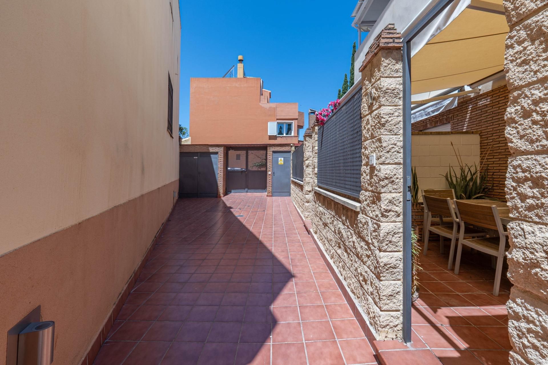 Vista exterior de Casa o chalet en venta en  Granada Capital con Aire acondicionado, Calefacción y Jardín privado