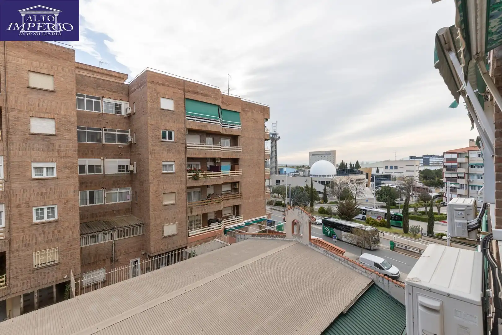 Außenansicht von Wohnung zum Verkauf in Granada mit Parkett und Abstellraum