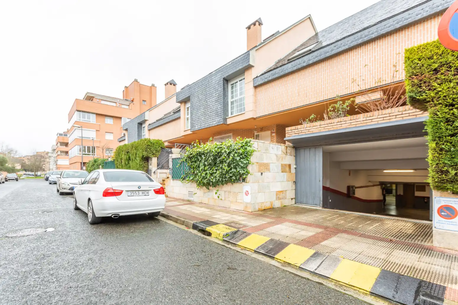 Vista exterior de Casa adosada en venta en Barañáin / Barañain con Calefacción, Jardín privado y Parquet
