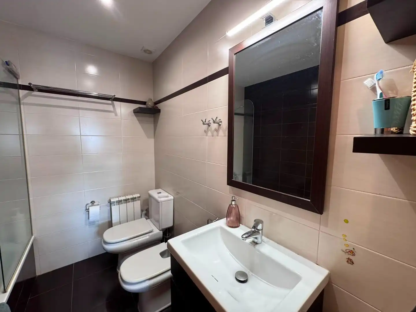Badezimmer von Wohnung zum Verkauf in Breda mit Klimaanlage, Heizung und Terrasse