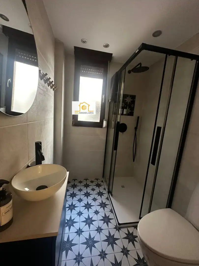 Bany de Pis en venda en León Capital  amb Calefacció, Parquet i TV