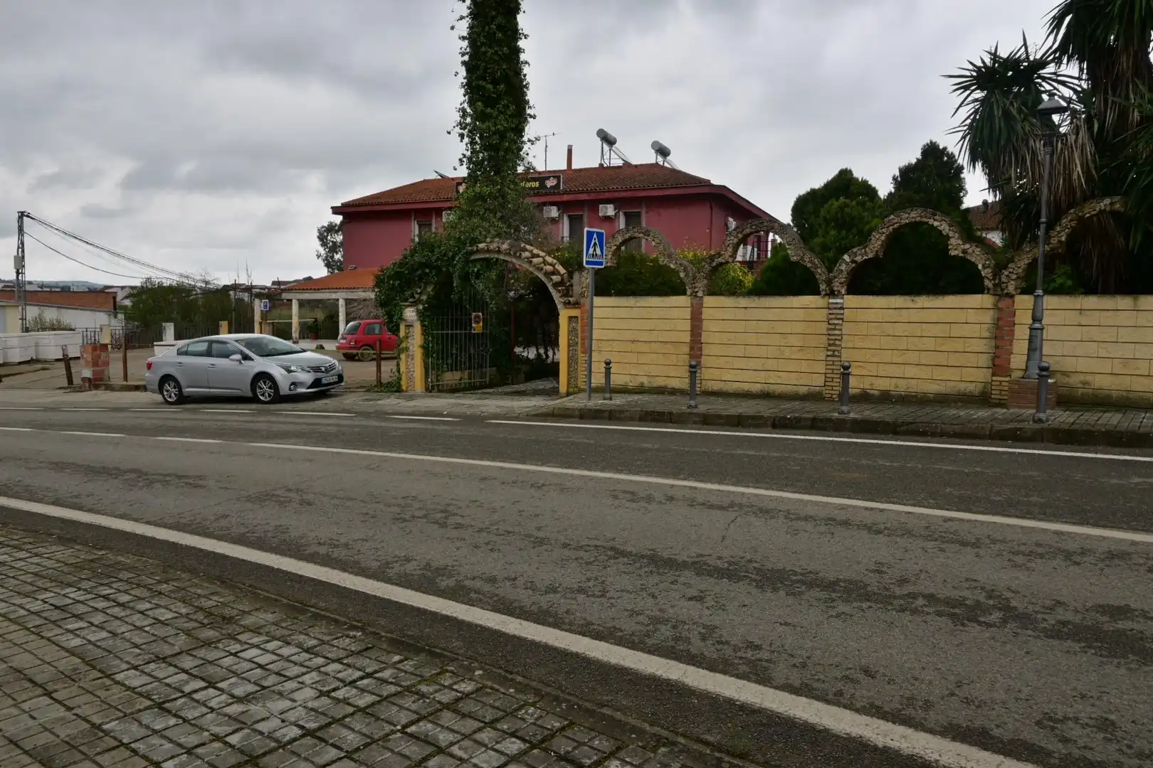Vista exterior de Finca rústica en venda en Las Navas de la Concepción amb Jardí privat, Terrassa i Moblat