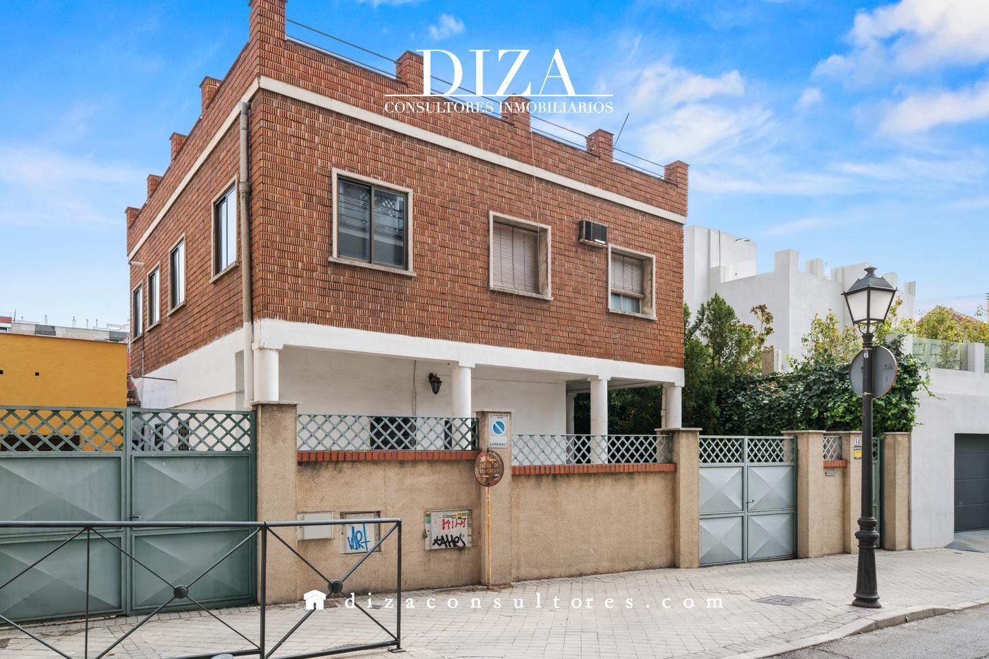 Exterior view of House or chalet for sale in  Madrid Capital  with Heating, Private garden and Terrace