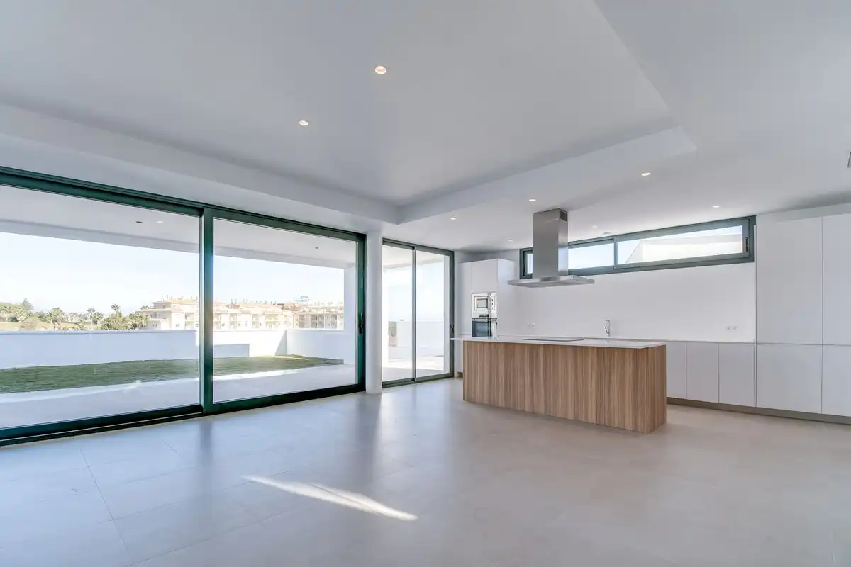 Cuina de Casa o xalet en venda en Manilva amb Aire condicionat, Jardí privat i Terrassa