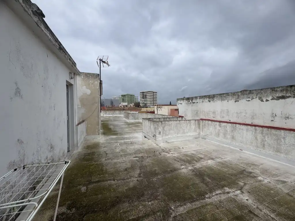 Terraza de Piso en venta en La Línea de la Concepción con Amueblado