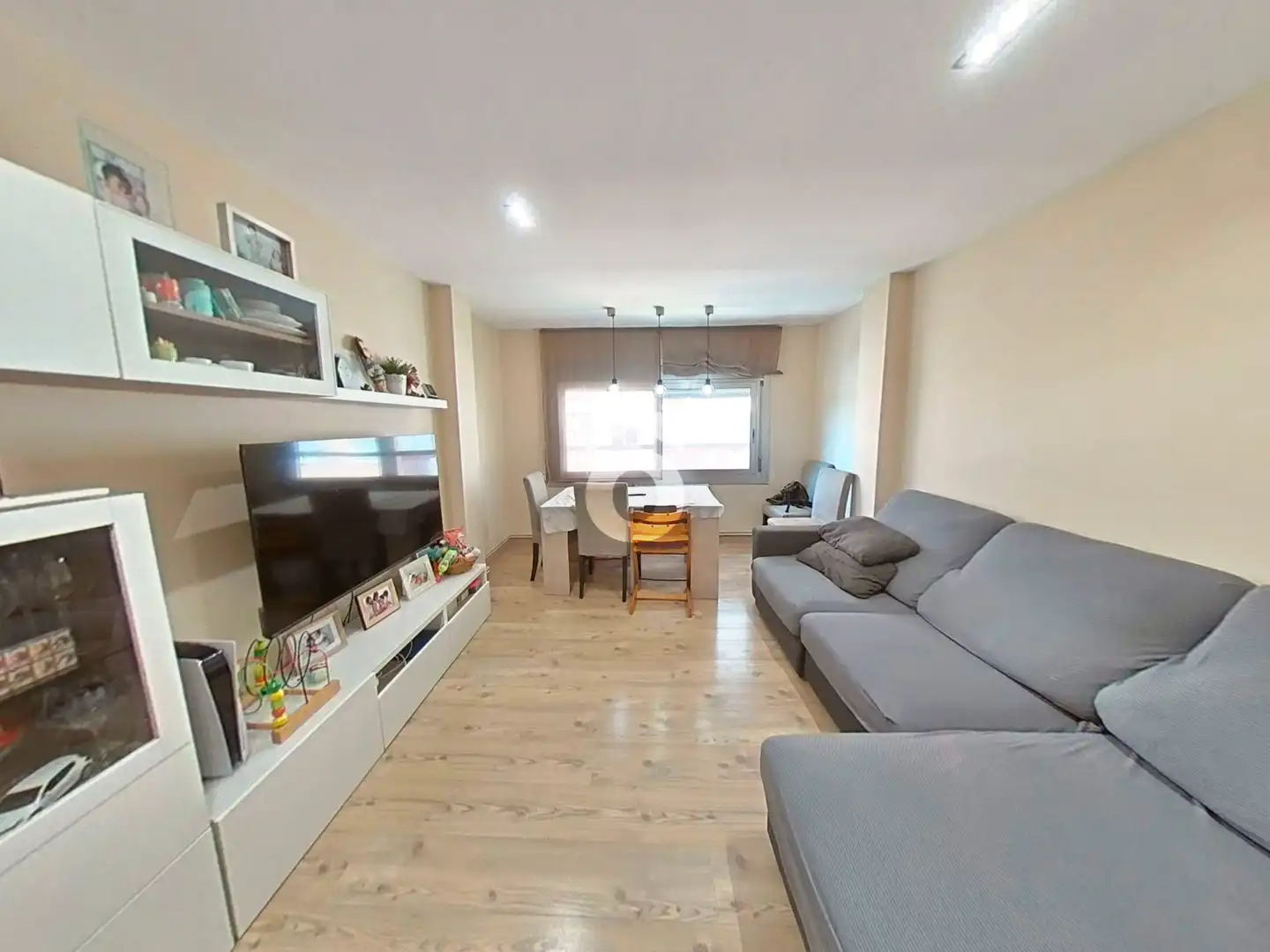 Sala de estar de Piso en venta en Sant Feliu de Llobregat con Aire acondicionado, Calefacción y Parquet
