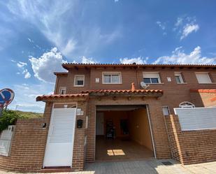 Vista exterior de Casa adosada en venda en Torrejón del Rey amb Aire condicionat