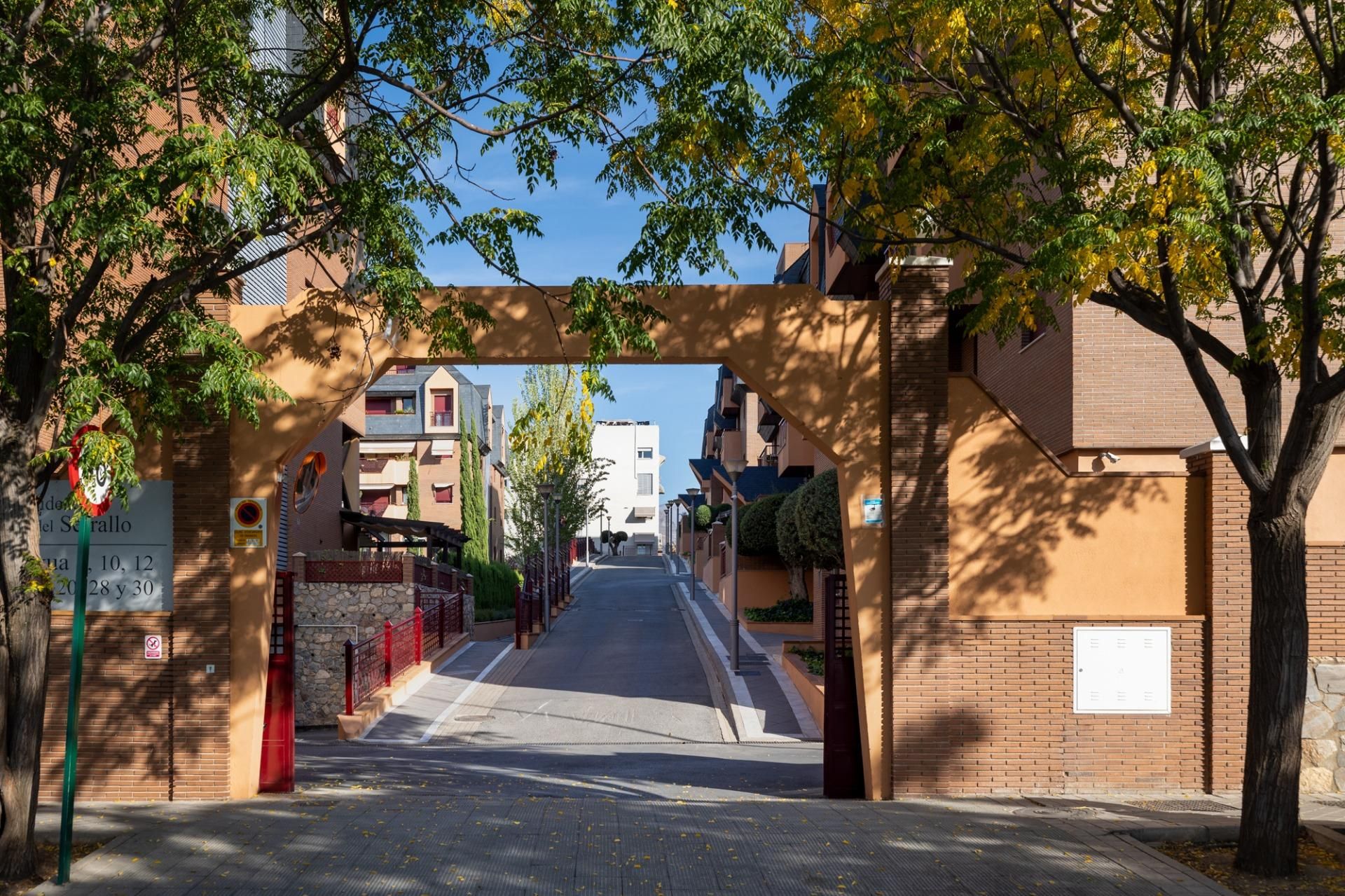 Vista exterior de Ático en venta en  Granada Capital con Calefacción, Jardín privado y Terraza