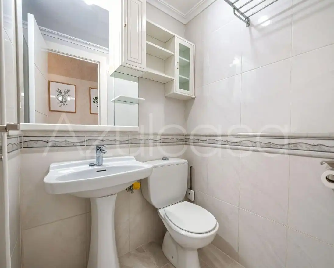 Bathroom of Flat for sale in Benidorm  with Air Conditioner and Community pool