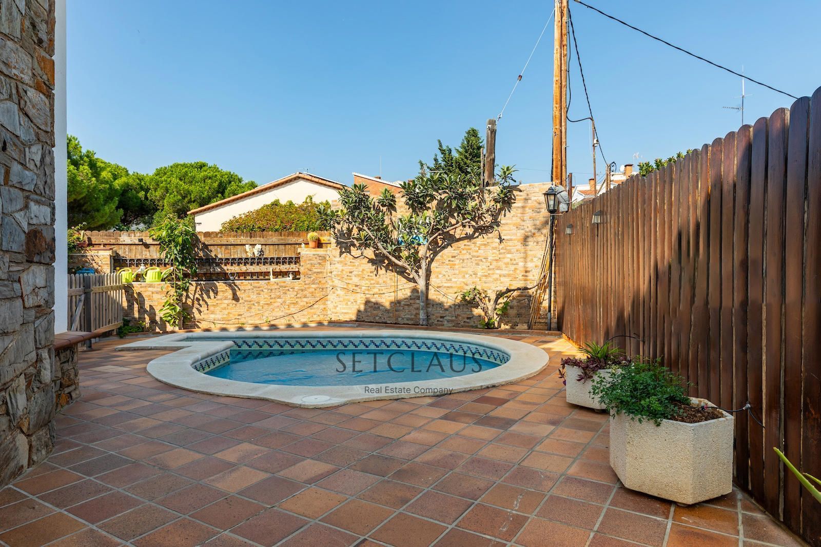 Vista exterior de Casa adosada en venda en Premià de Dalt amb Aire condicionat, Calefacció i Jardí privat