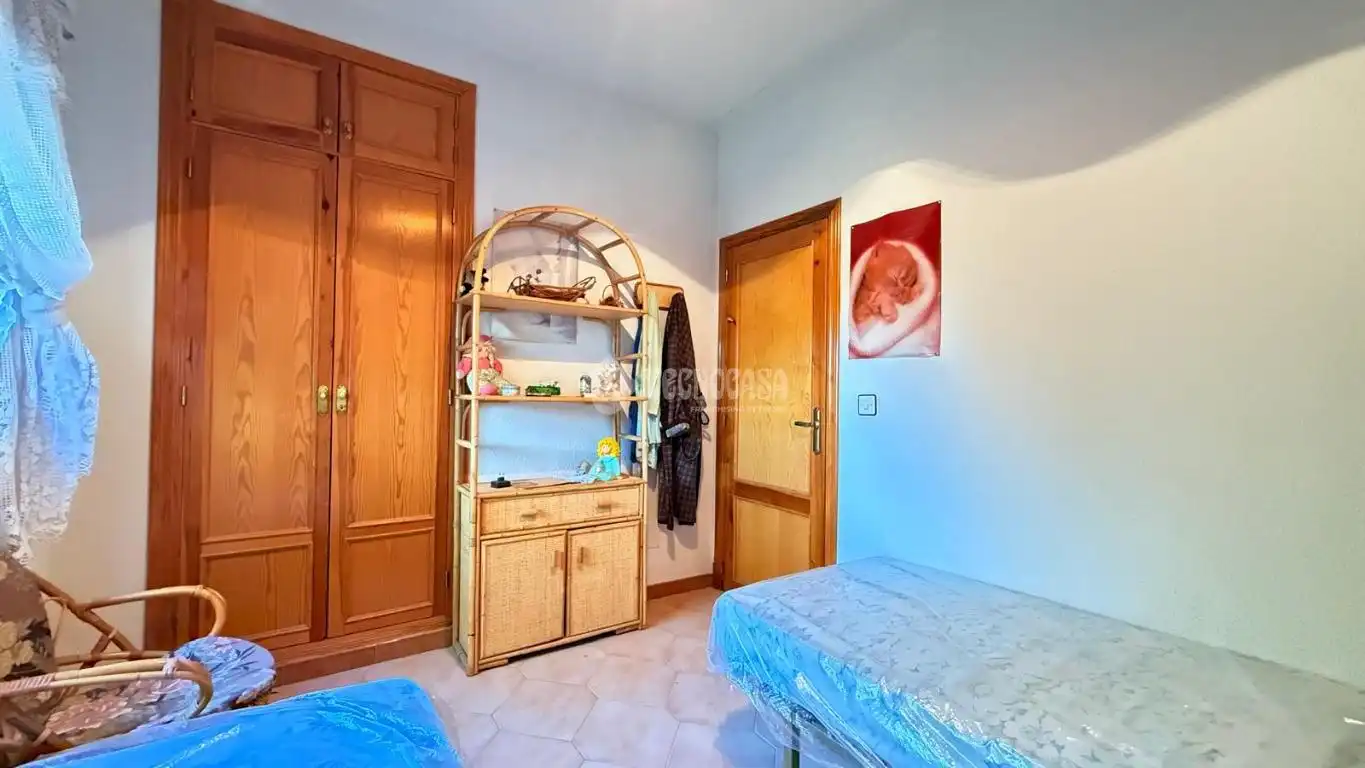 Habitación de Casa adosada en venta en Camarena con Calefacción, Trastero y Piscina comunitaria