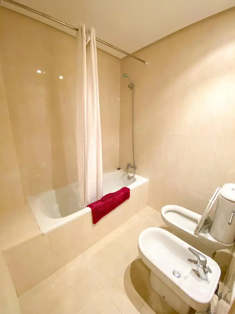 Badezimmer von Wohnung zur Miete in Madrid mit Klimaanlage, Heizung und Parkett
