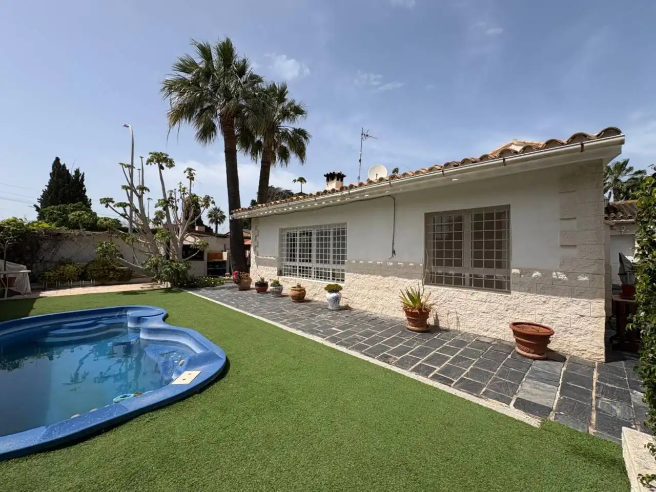 Vista exterior de Casa o chalet en venta en El Campello con Aire acondicionado, Jardín privado y Terraza