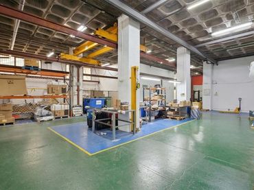 Capannone industriale con ascensore in vendita a Bellvitge - El Gornal - Granvia LH