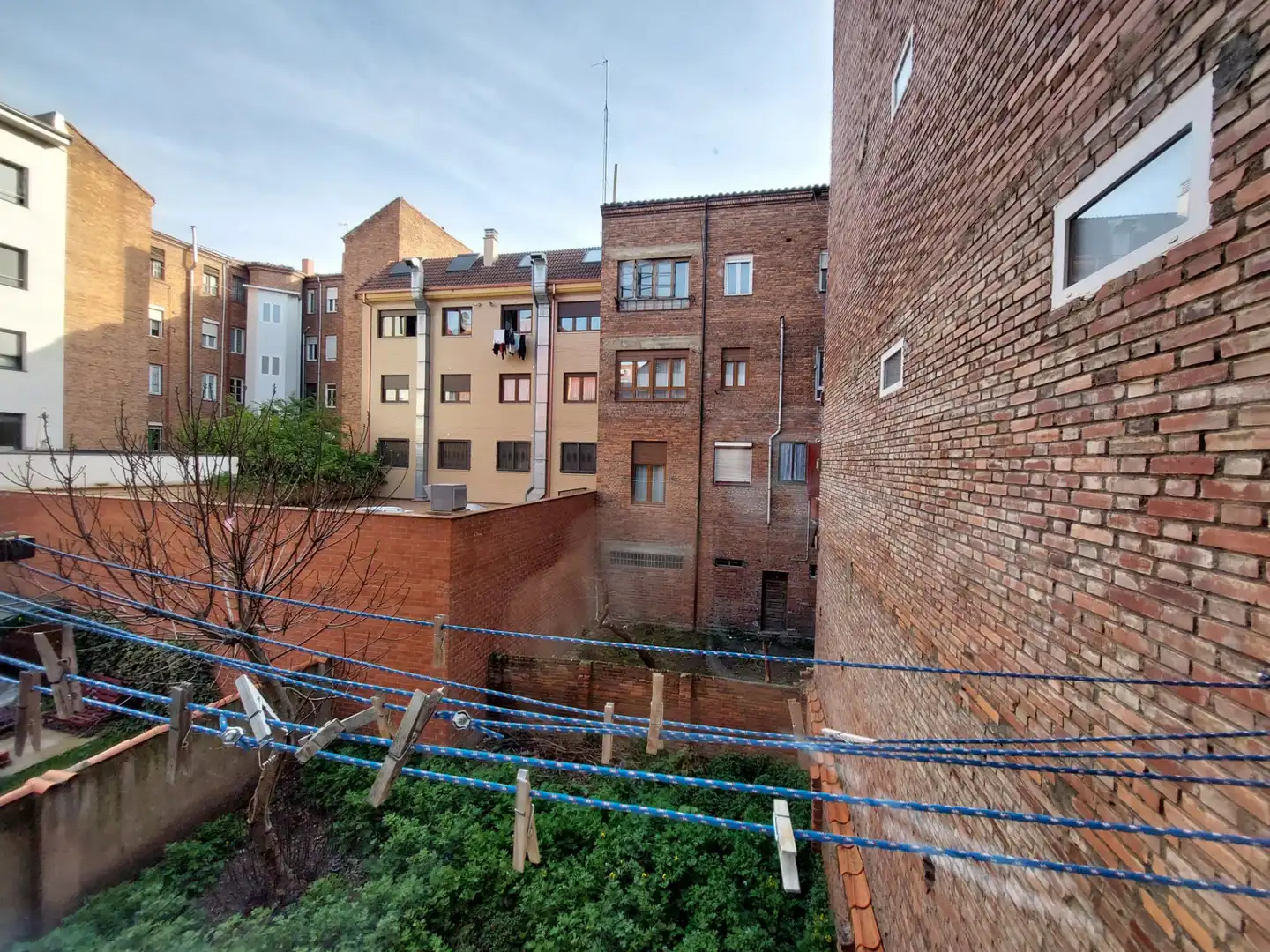 Außenansicht von Wohnung zum Verkauf in León Capital  mit Heizung, Privatgarten und Abstellraum