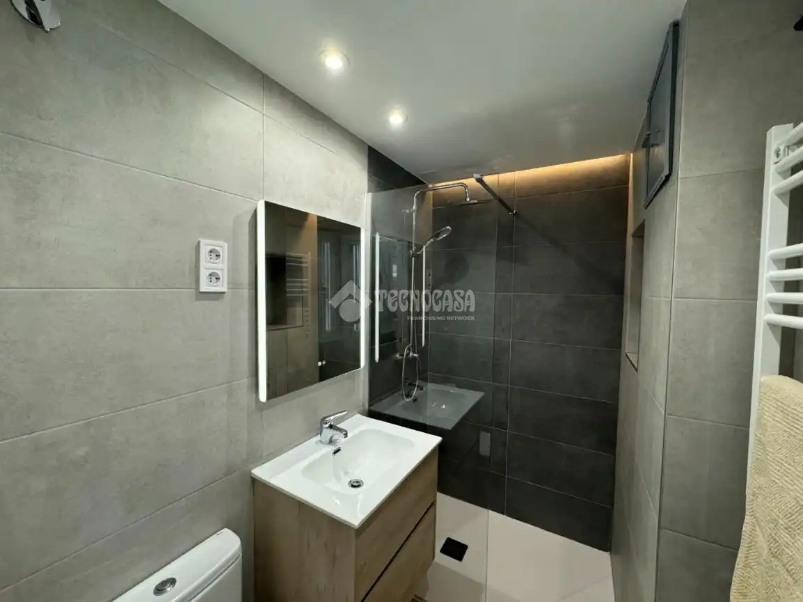 Badezimmer von Wohnung zur Miete in Madrid mit Klimaanlage, Heizung und Parkett