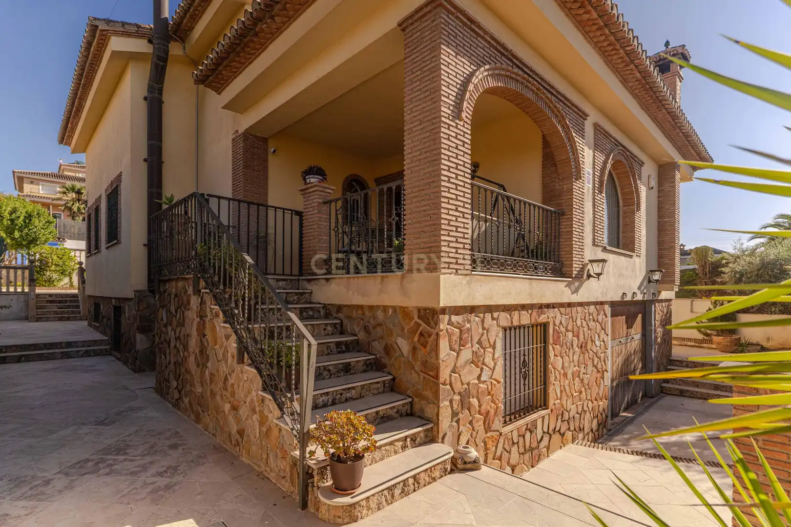 Vista exterior de Casa o xalet en venda en La Zubia amb Jardí privat, Traster i Piscina