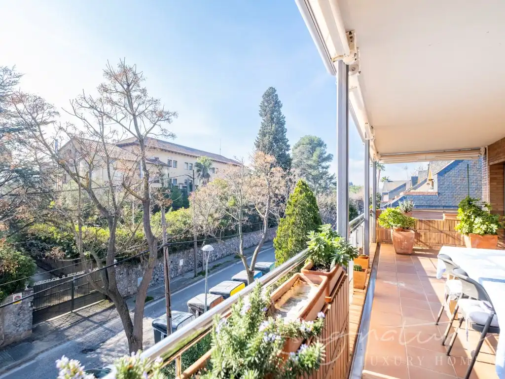 Exterior view of Attic for sale in Sant Cugat del Vallès  with Air Conditioner, Terrace and Swimming Pool