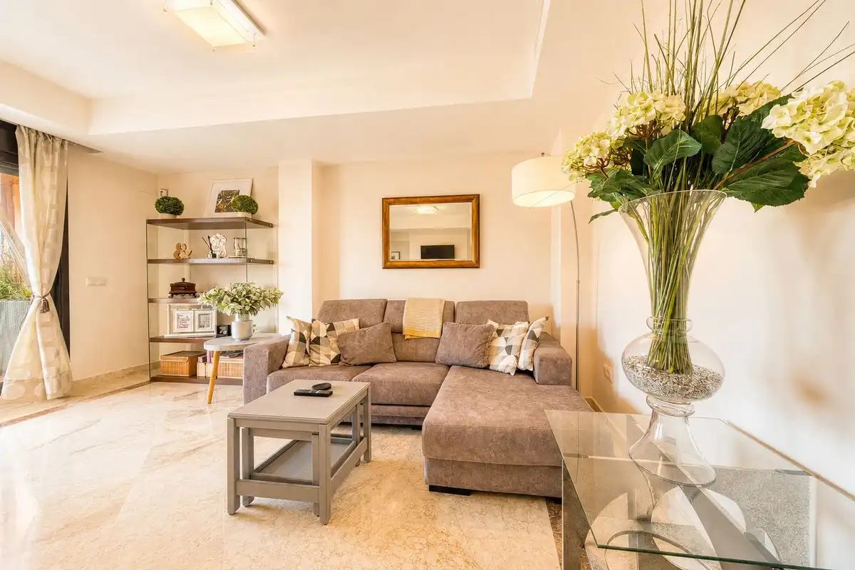 Sala de estar de Casa adosada en venta en Estepona con Aire acondicionado, Terraza y Alarma